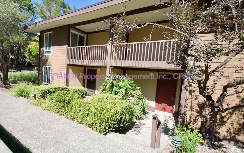 116 Surrey Ln photo 2