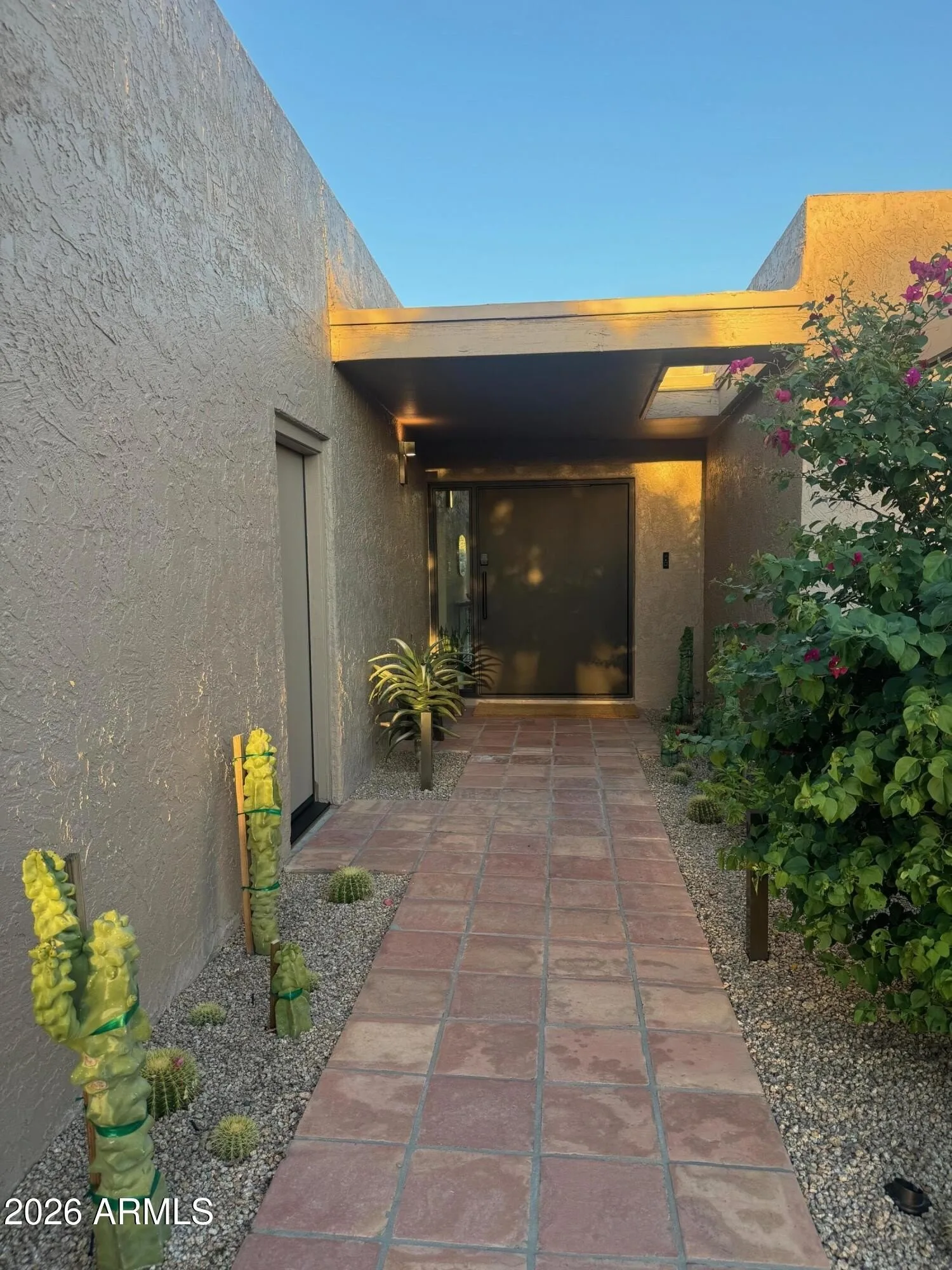 1725 E STAGHORN Lane photo 2