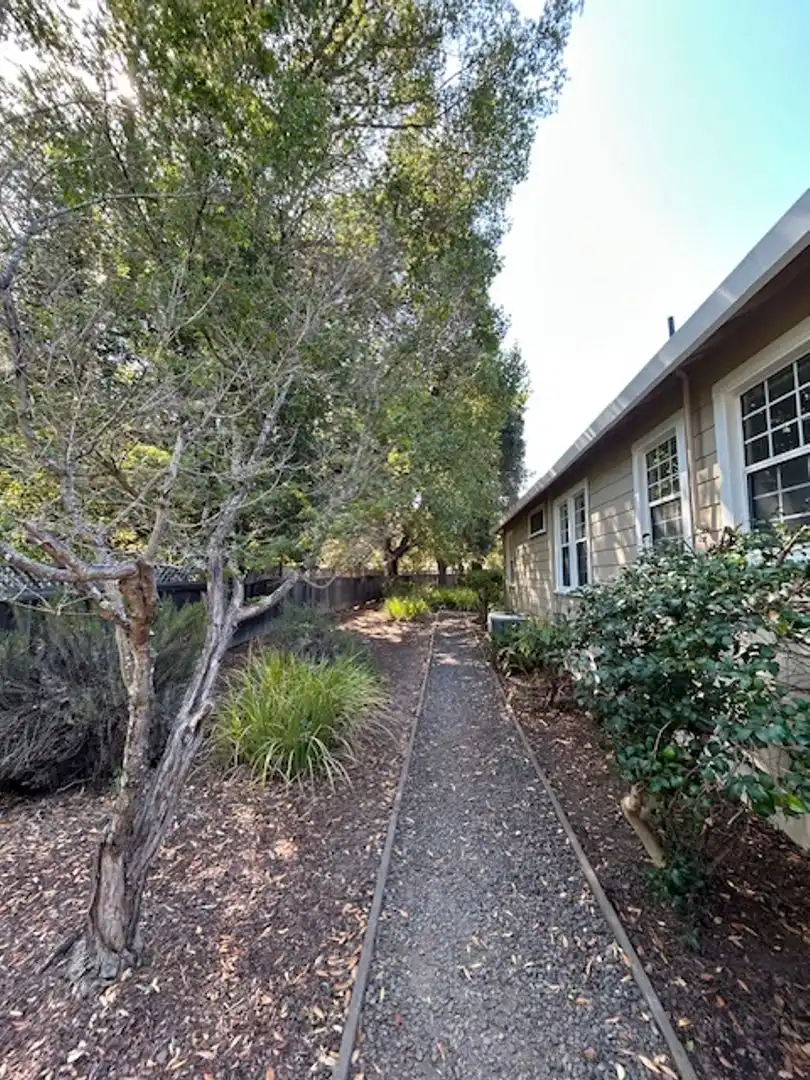 2BR/1BA Single Family House on Summerfield Rd · Santa Rosa photo 3
