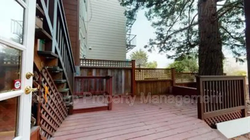 450 28th Ave photo 2