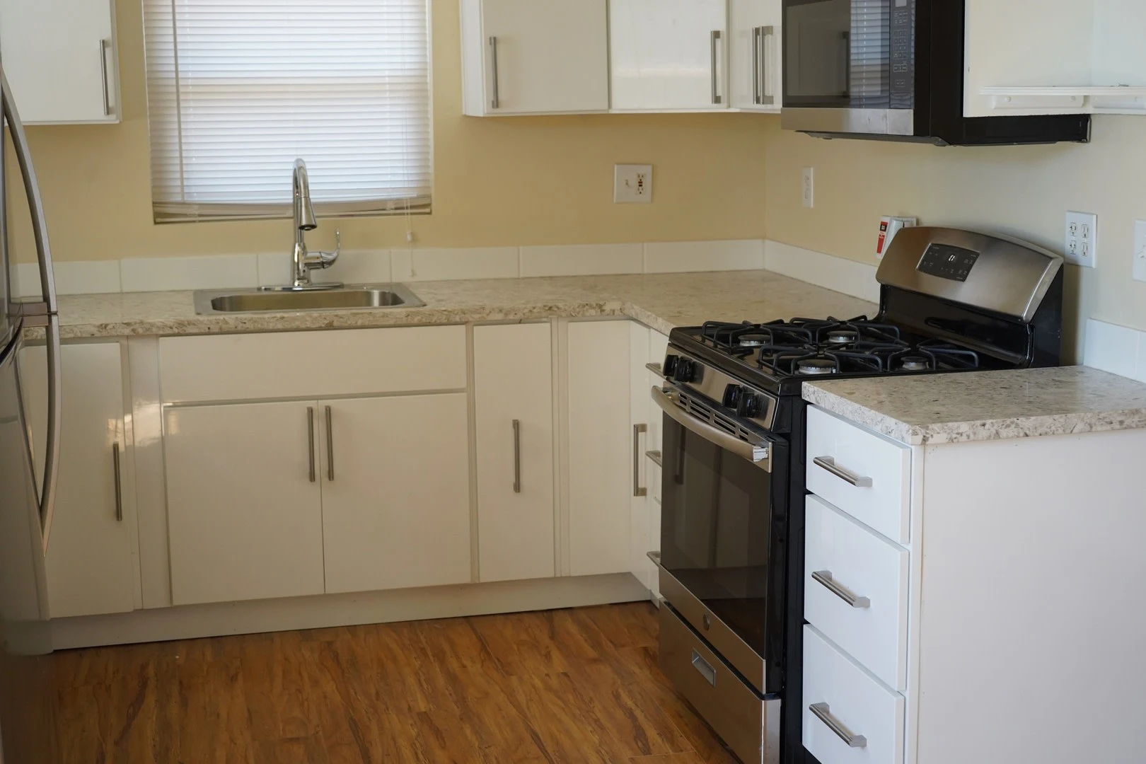 Spacious 3 bedroom, 1 bathroom renovated home photo 5