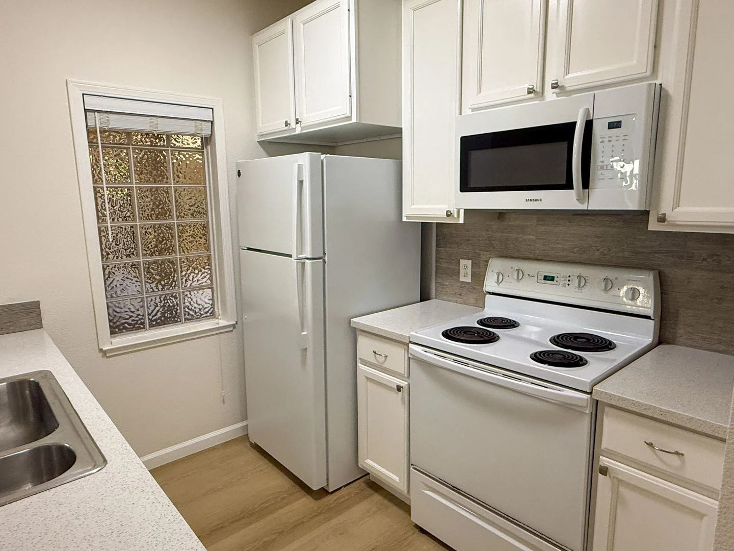 Sharp 1 Bedroom 1 Bath Condo in the Desirable Parc Crossings Community of Mountain View photo 4