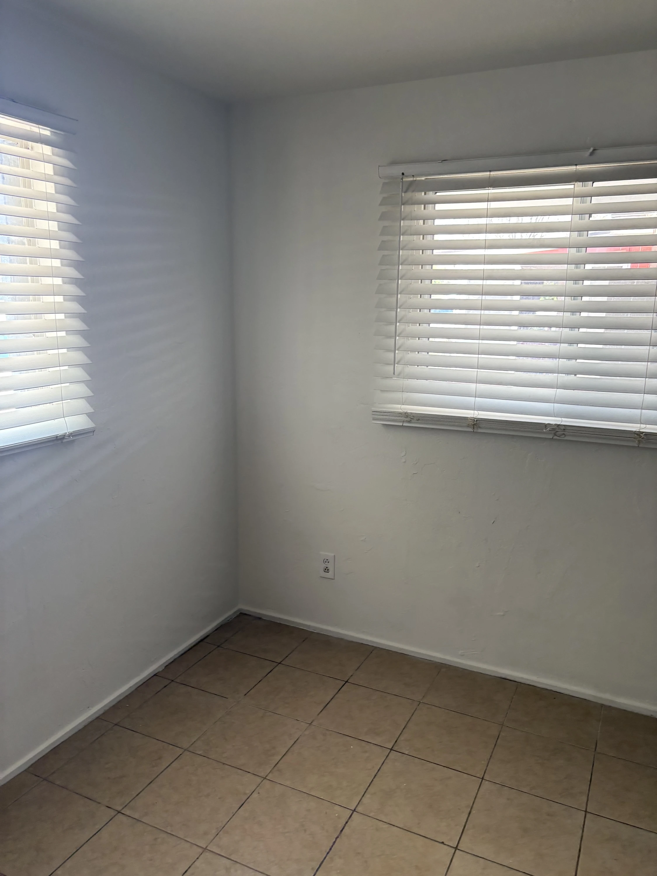 8815 N 28th Ave photo 4