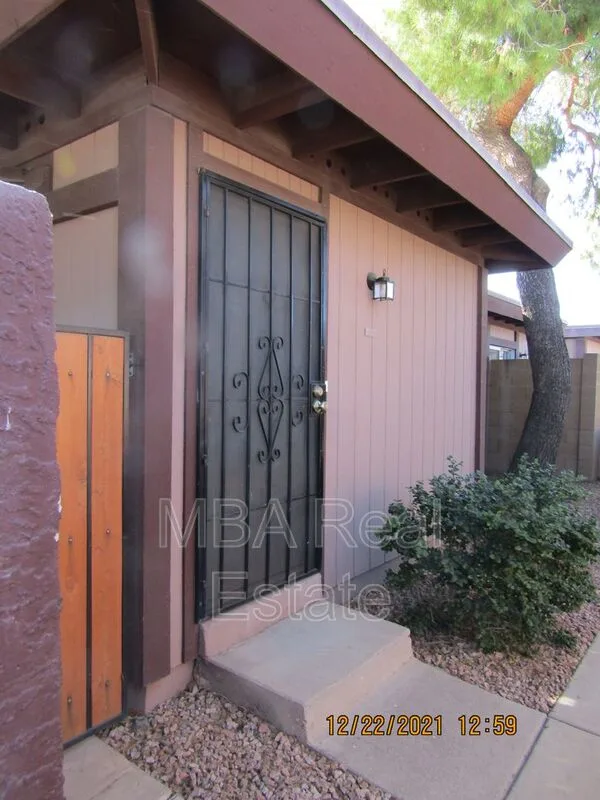 828 S Hacienda Dr photo 2