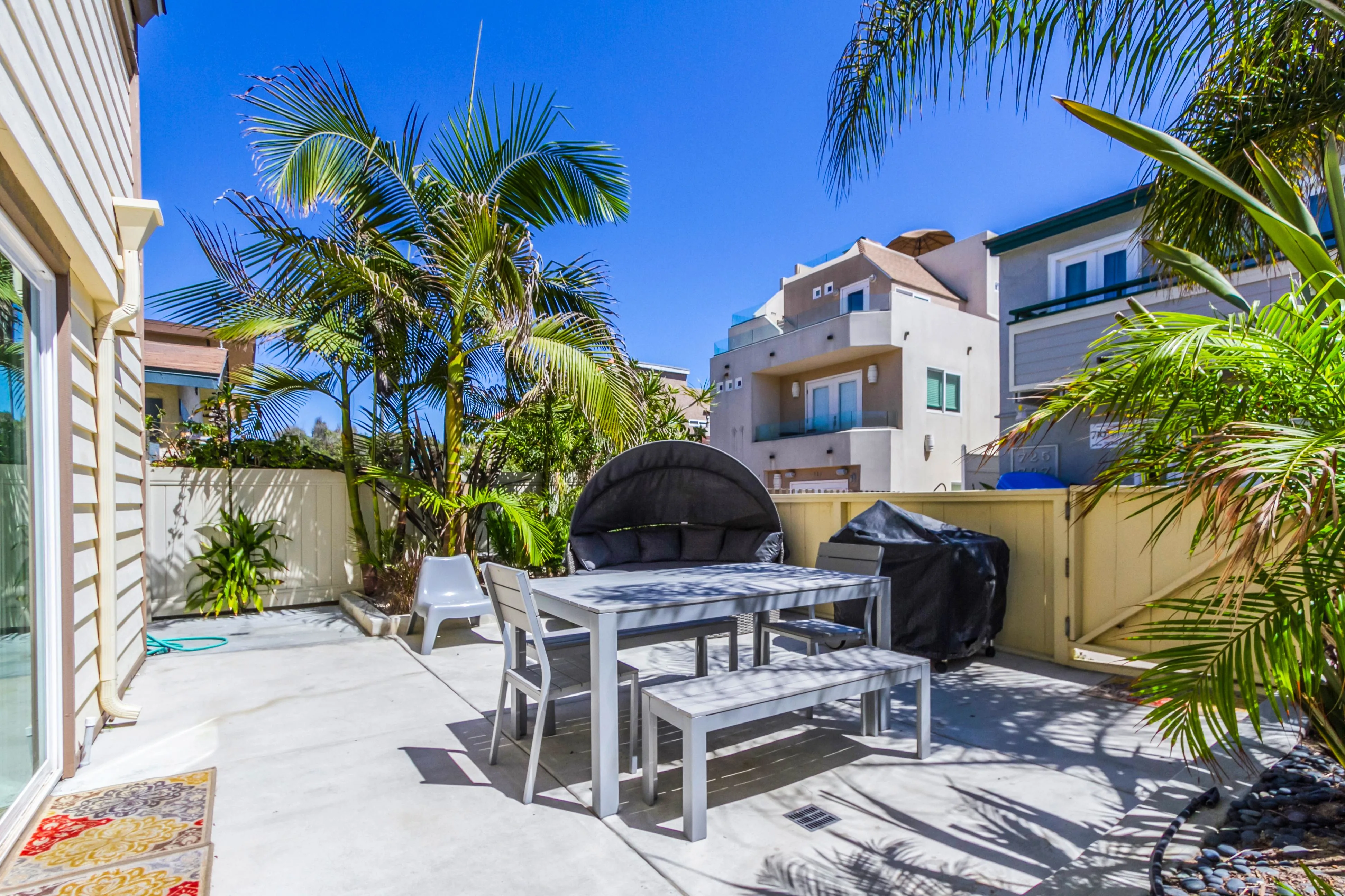 728 Jamaica Ct photo 2
