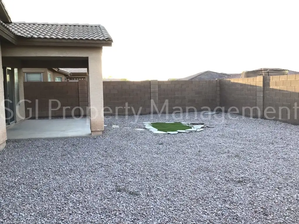 1037 W Nina Dr photo 3