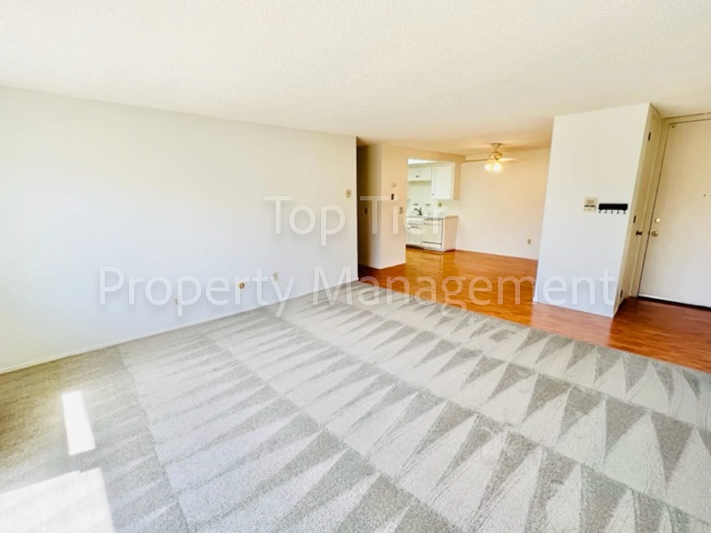 Nice 2Bd/2Bth, 1180sf end-unit Condo in University Heights. Available NOW! photo 5