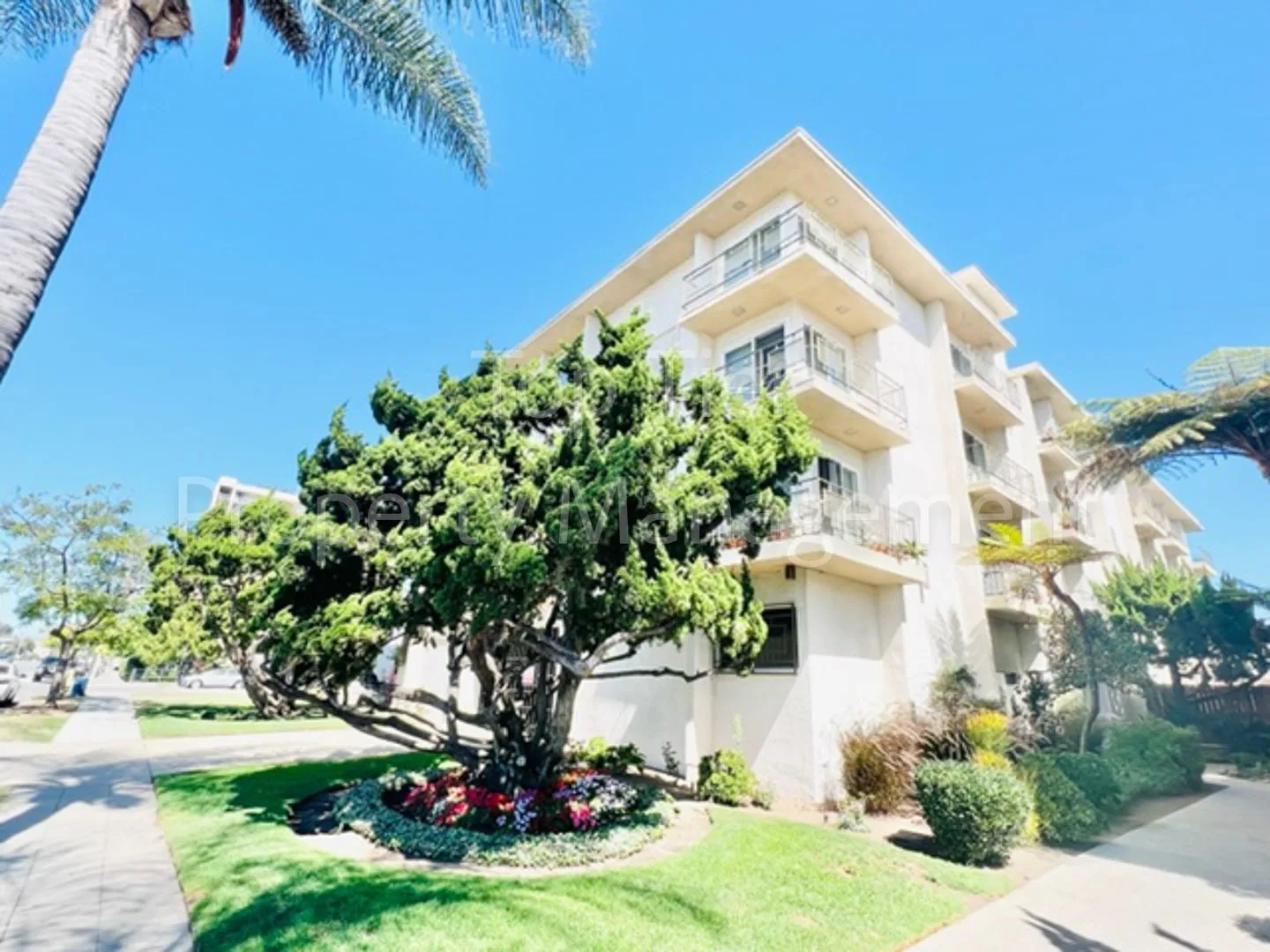 Nice 2Bd/2Bth, 1180sf end-unit Condo in University Heights. Available NOW!