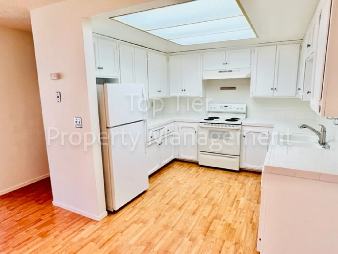 Nice 2Bd/2Bth, 1180sf end-unit Condo in University Heights. Available NOW! photo 3