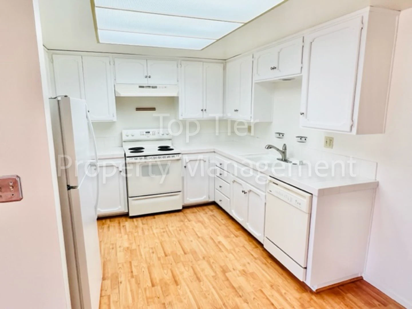 Nice 2Bd/2Bth, 1180sf end-unit Condo in University Heights. Available NOW! photo 2