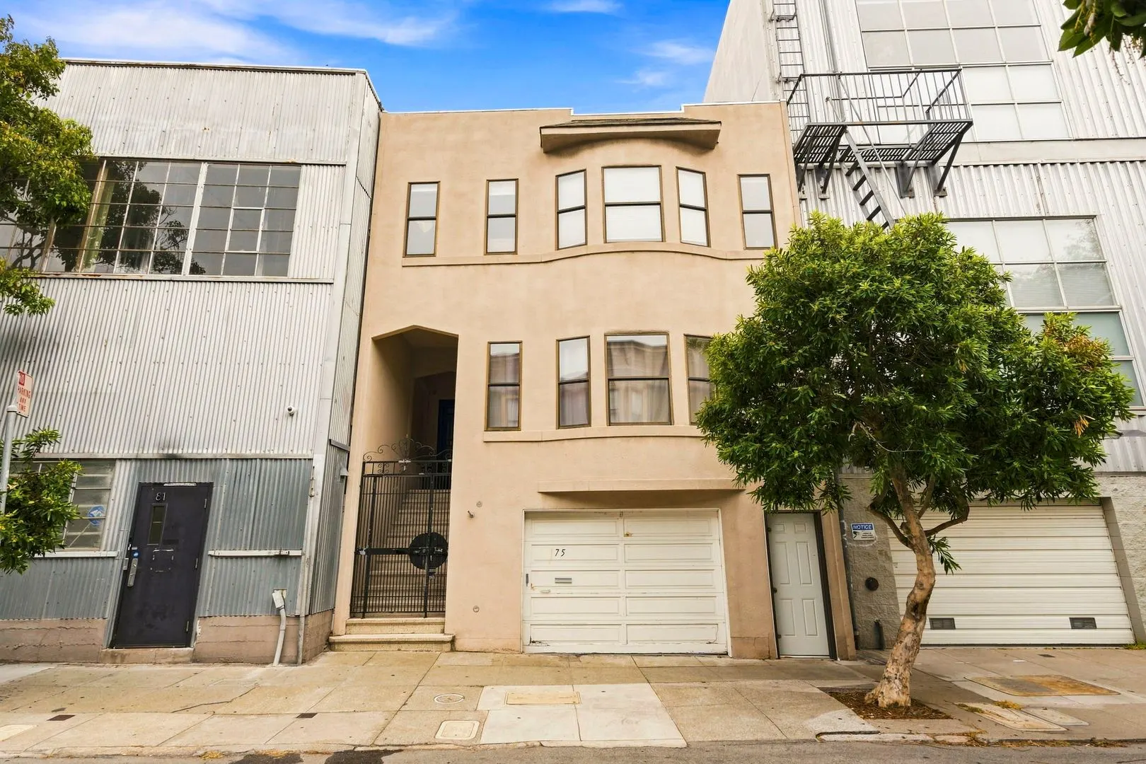 Spacious Soma Flat - 2 Bed + Bonus Room, 2.5 Baths, Parking, Storage, Backyard photo 2