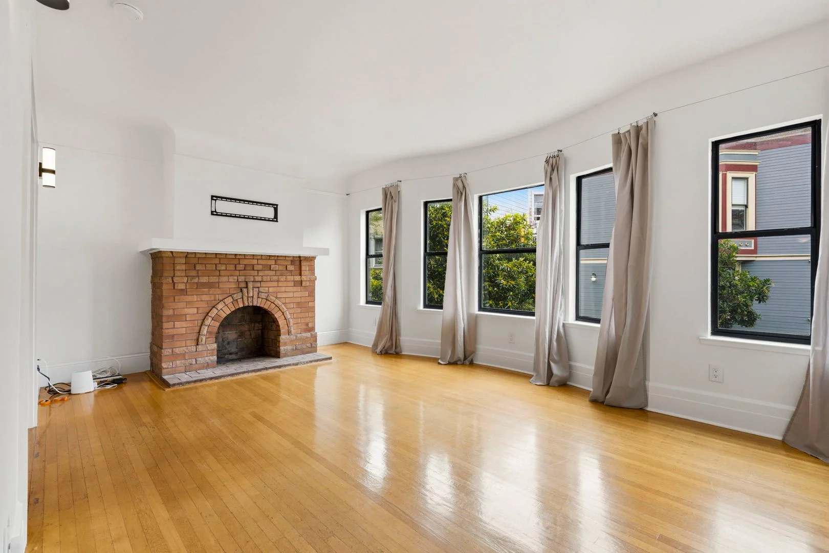 Spacious Soma Flat - 2 Bed + Bonus Room, 2.5 Baths, Parking, Storage, Backyard photo 5