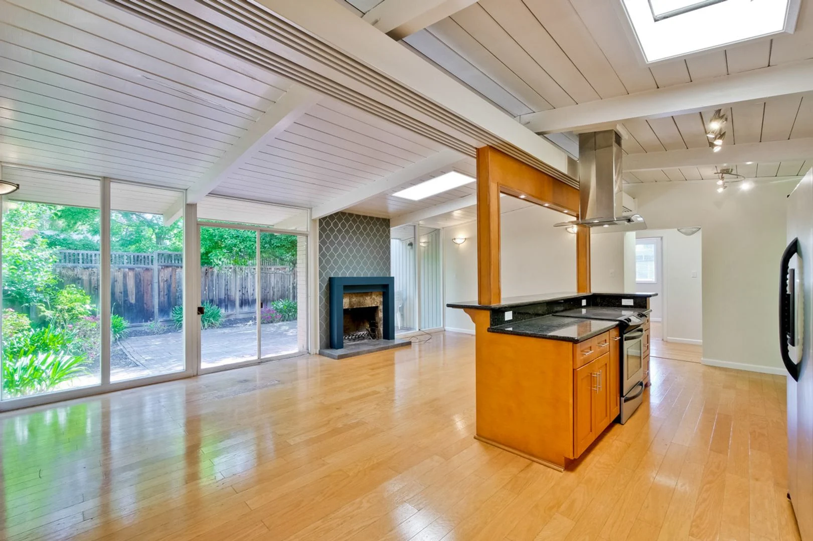 485 Emmons Dr photo 2