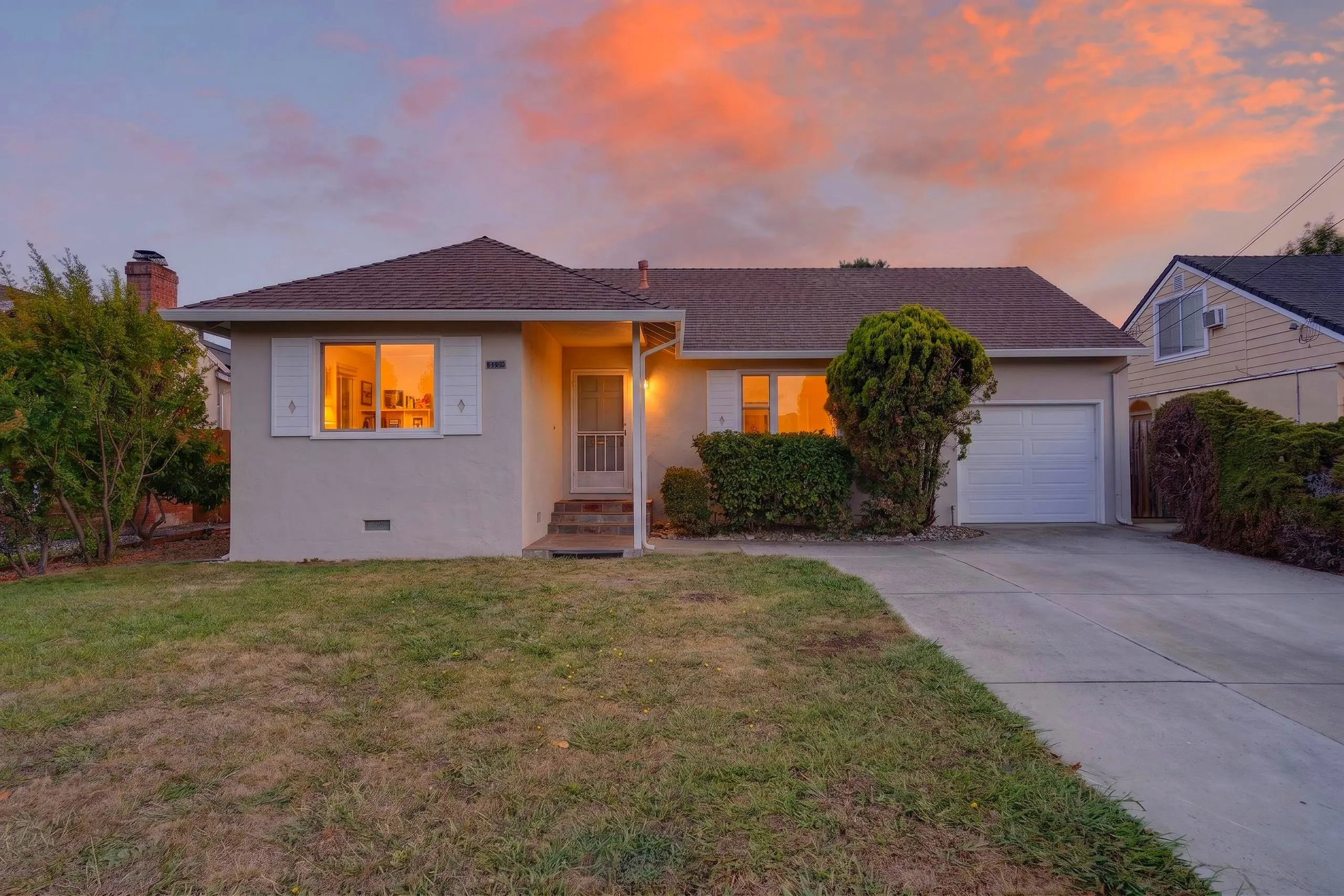 3BR/2BA Single Family House on Hiller Street · Belmont photo 5