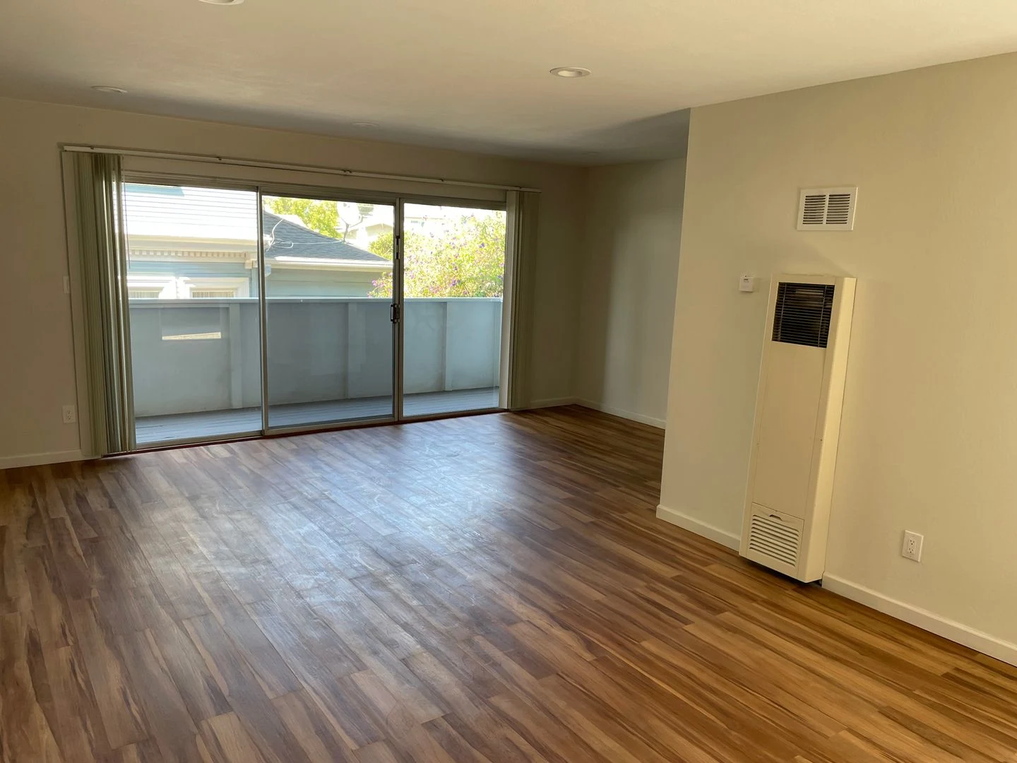 2 bedroom few blocks from Lake Merritt! Off-street parking! Private balcony! Common outdoor space! photo 3