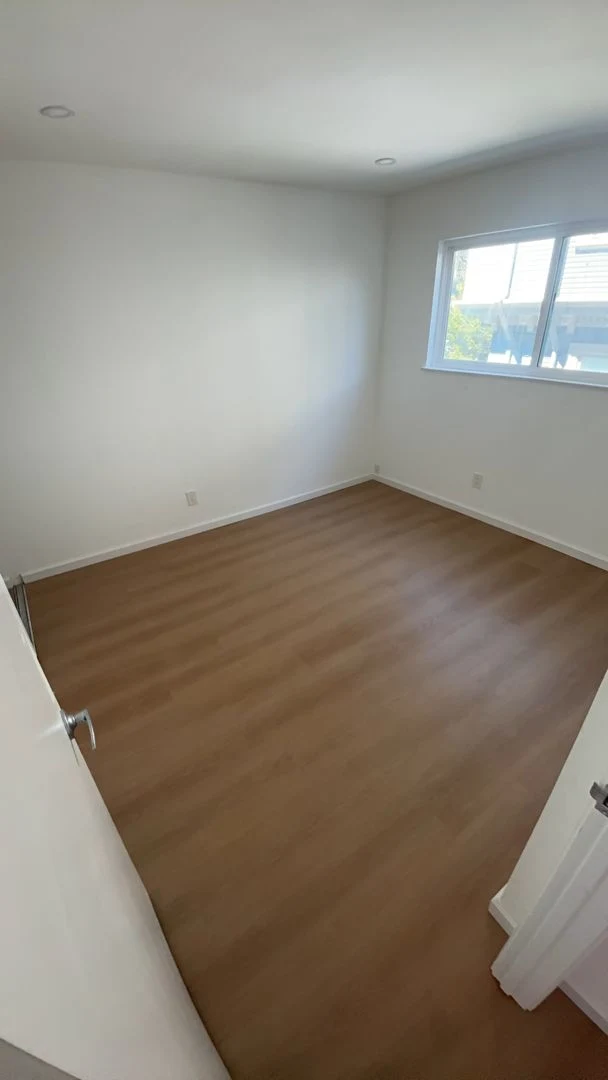 2 bedroom few blocks from Lake Merritt! Off-street parking! Private balcony! Common outdoor space! photo 5