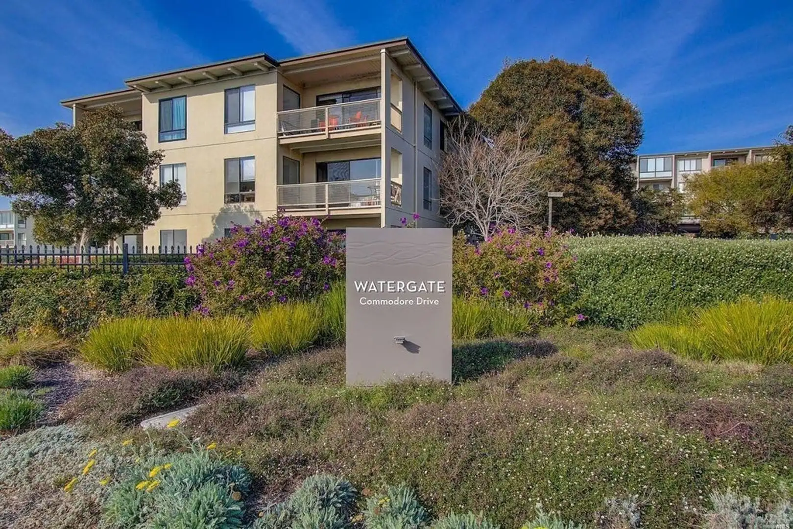 4 Commodore Dr Emeryville, CA 94608