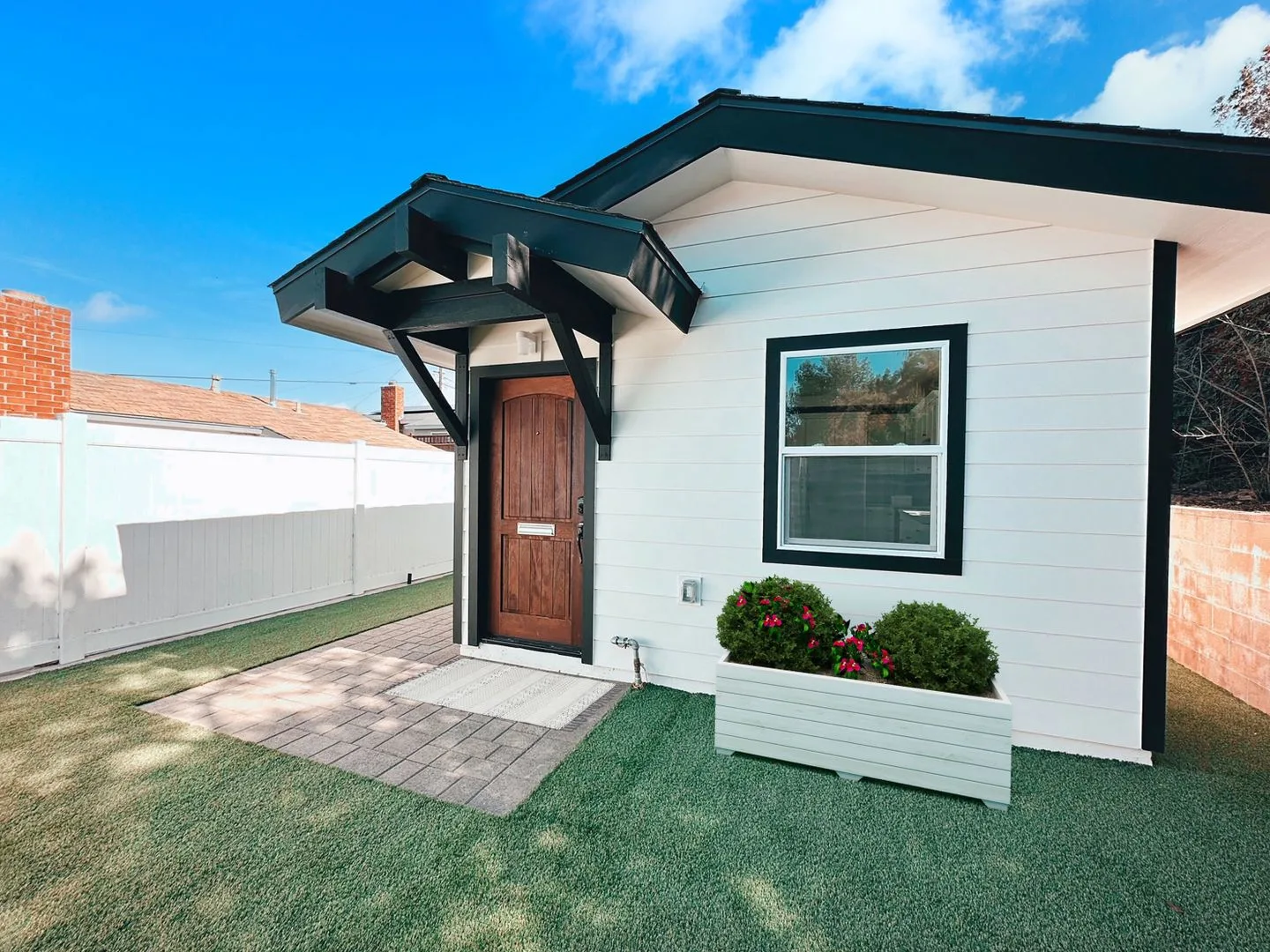 2425 Sarbonne Dr photo 2