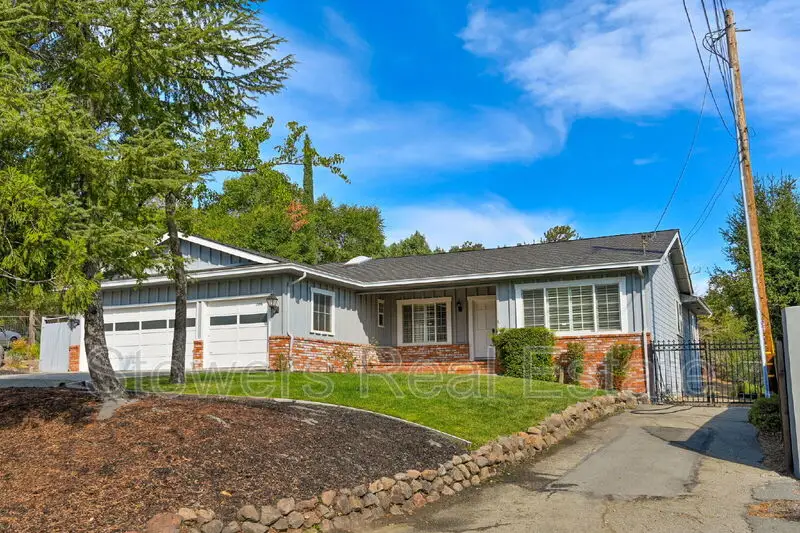 1090 Livorna Rd photo 3