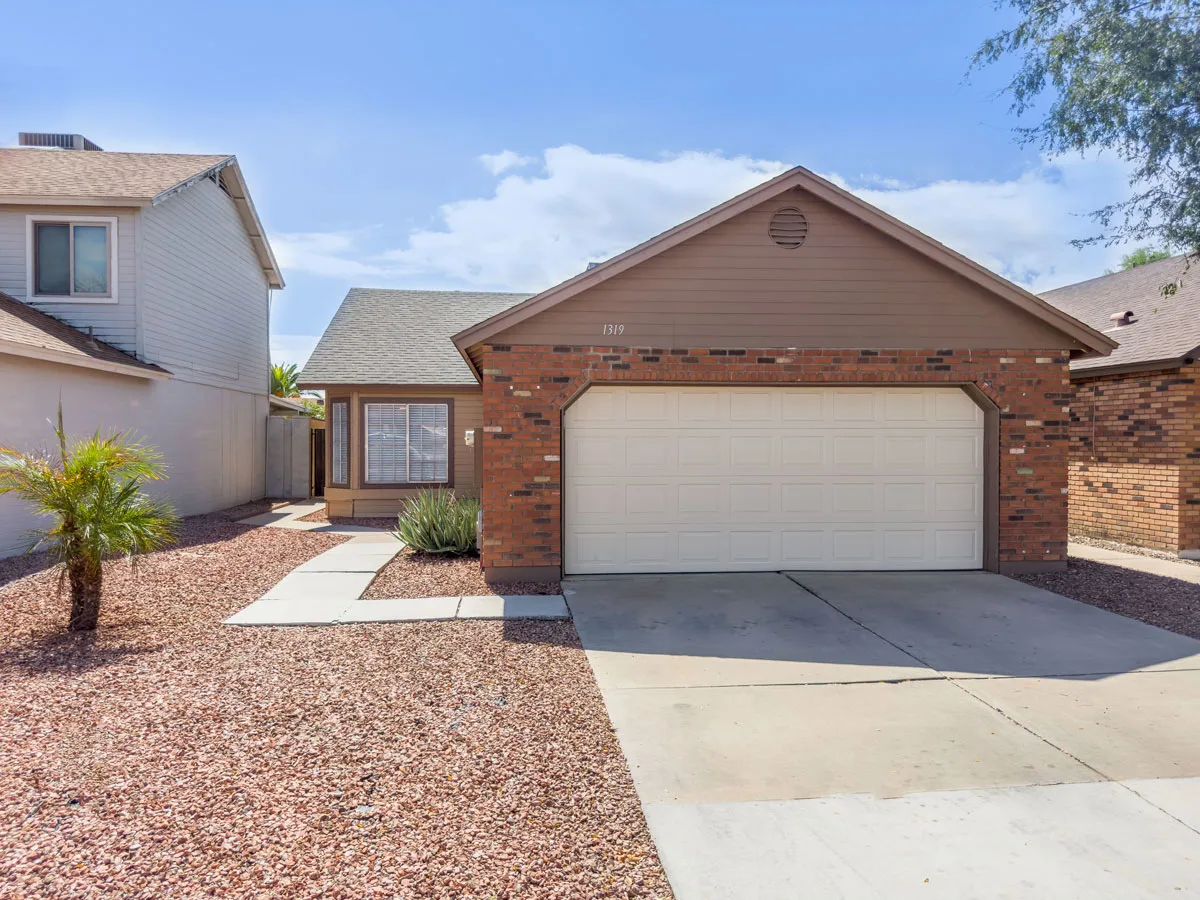 1319 W Straford Dr photo 3