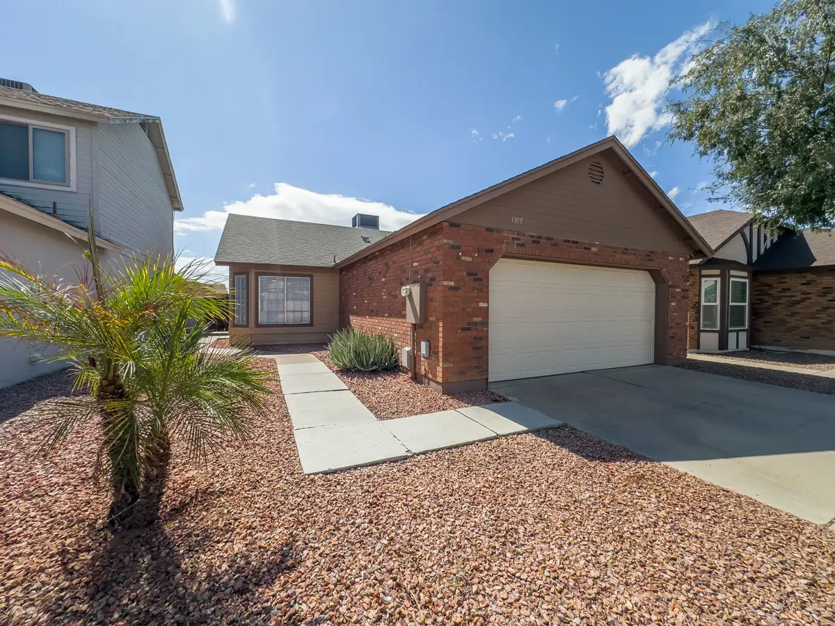 1319 W Straford Dr photo 5
