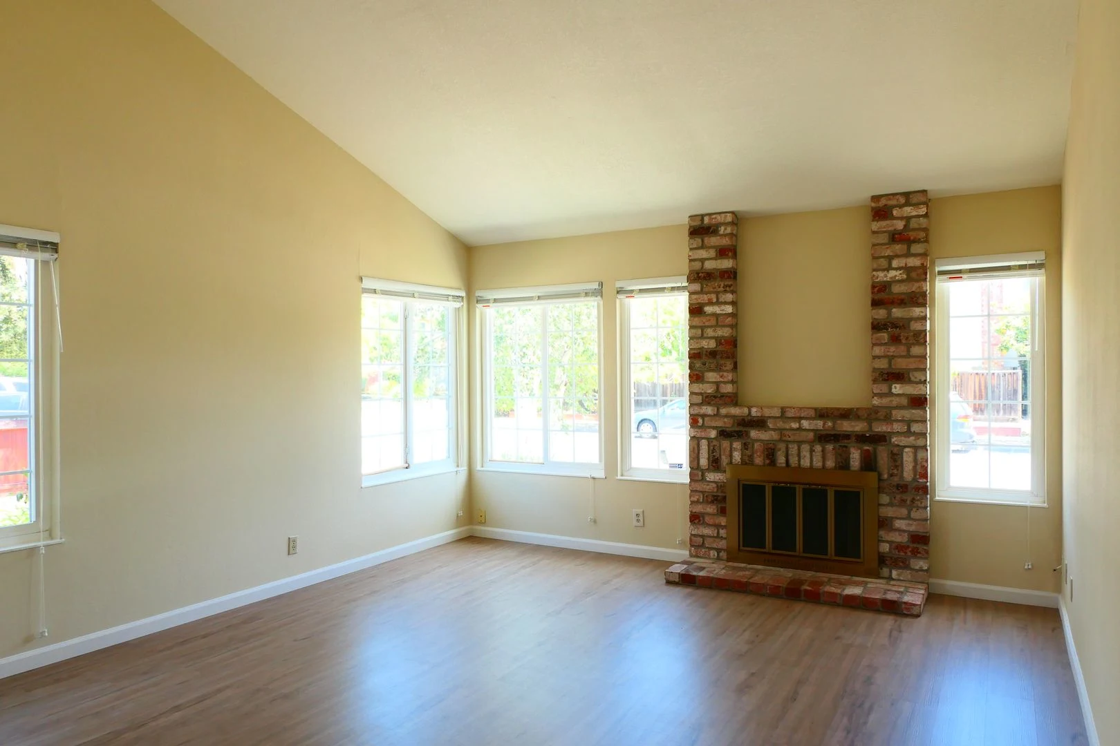 3Bed Full Bath + 1 Office In The Backyard. Single Family Home! photo 4