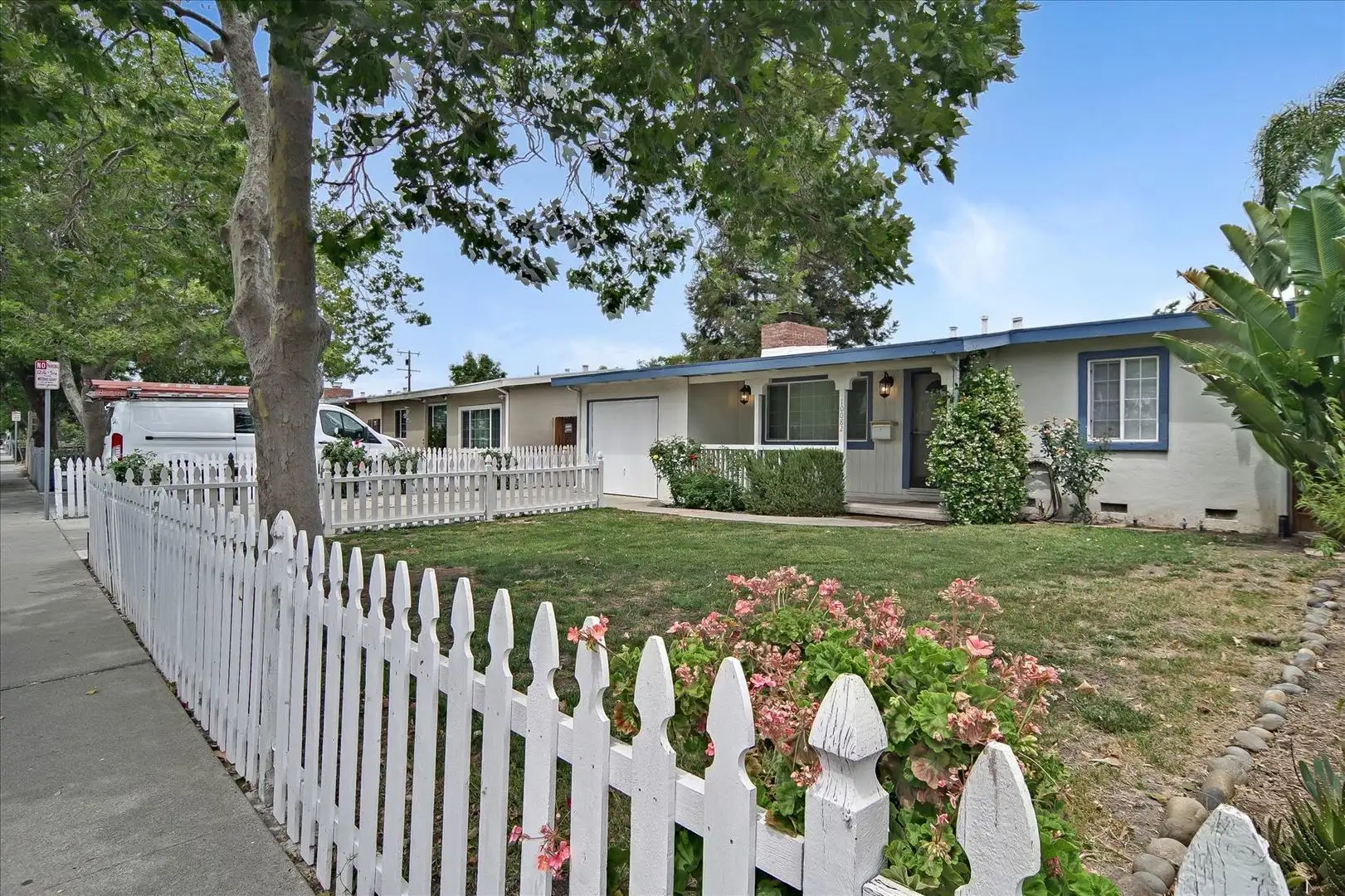 10082 Endfield Way photo 2