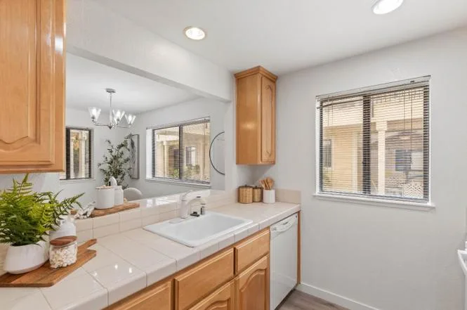576 W Parr Ave photo 3