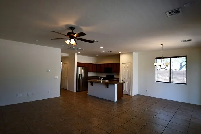 3828 South Vineyard Avenue photo 3