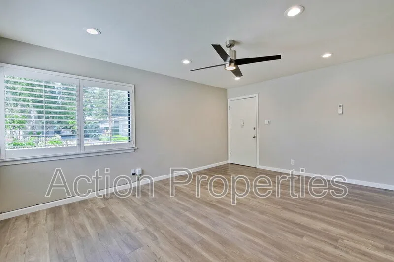 702 Fremont St photo 4