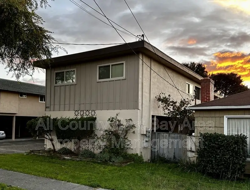 905 Liberty St photo 2