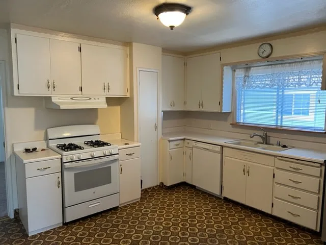 576 Military East photo 5
