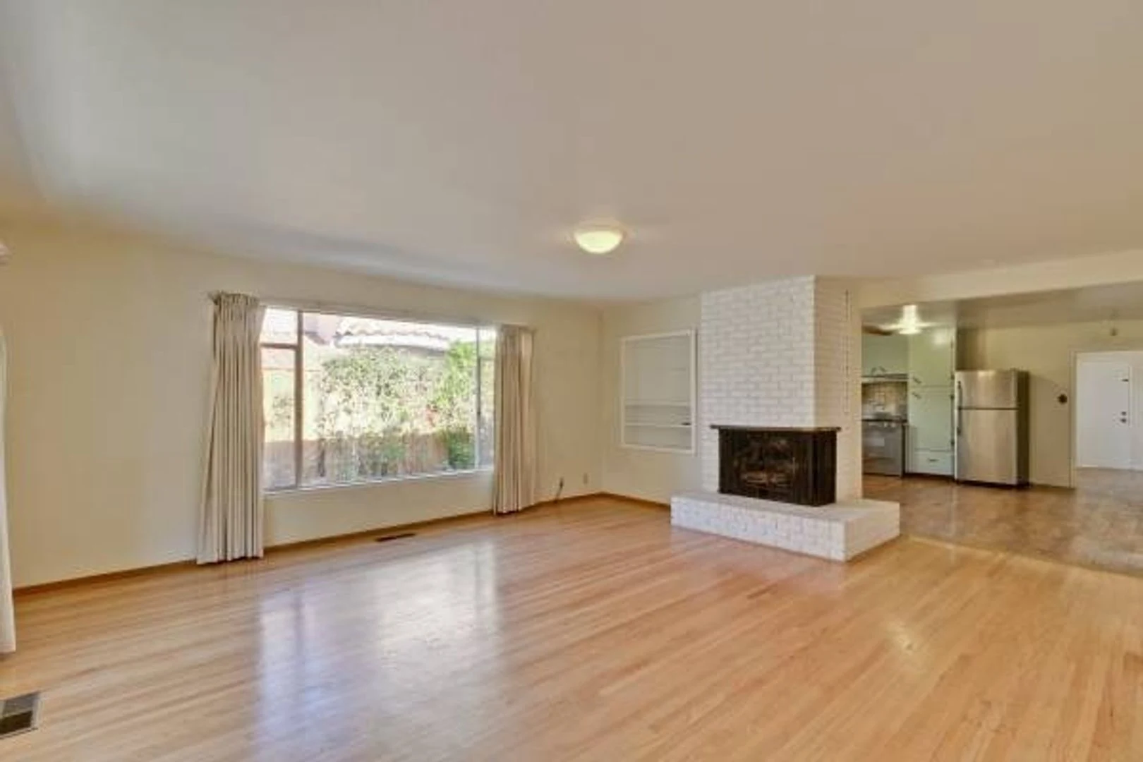 2141 Valparaiso Ave photo 4