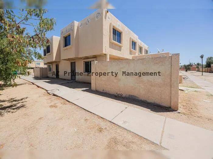 4403 E Riverside St photo 2