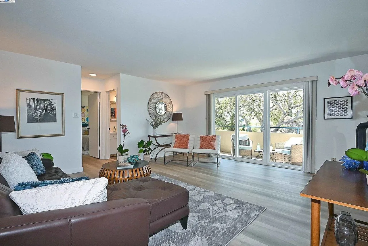 Updated Alameda Condo Near Beach &amp; Shopping photo 2