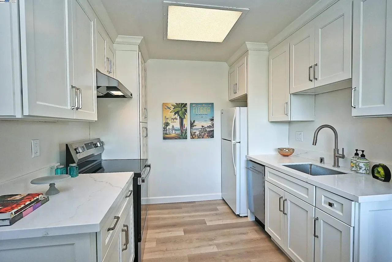 Updated Alameda Condo Near Beach &amp; Shopping photo 4