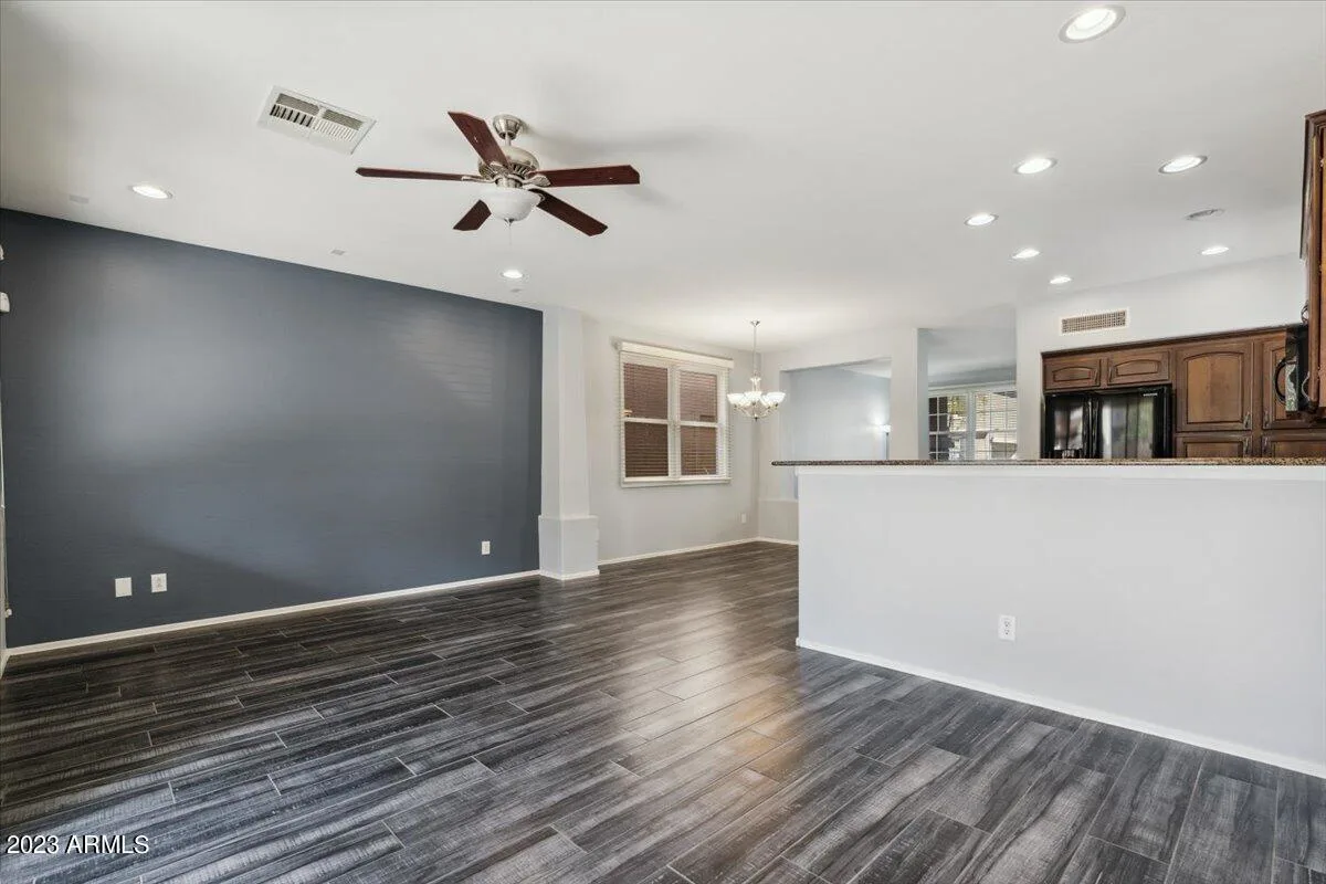 2233 E Pecan Rd photo 4