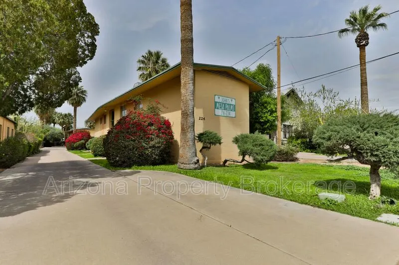224 N Macdonald photo 3