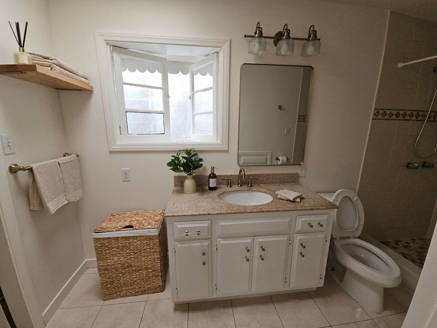 Cute One Bedroom Cottage Near the Center of Mission Hills! photo 5
