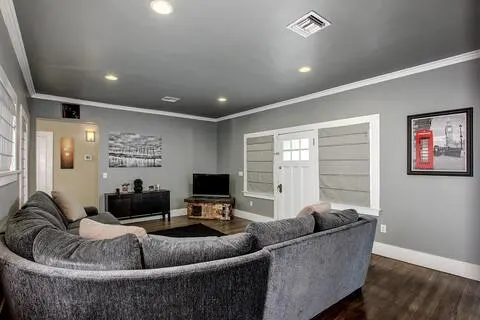 709 W Culver St photo 3