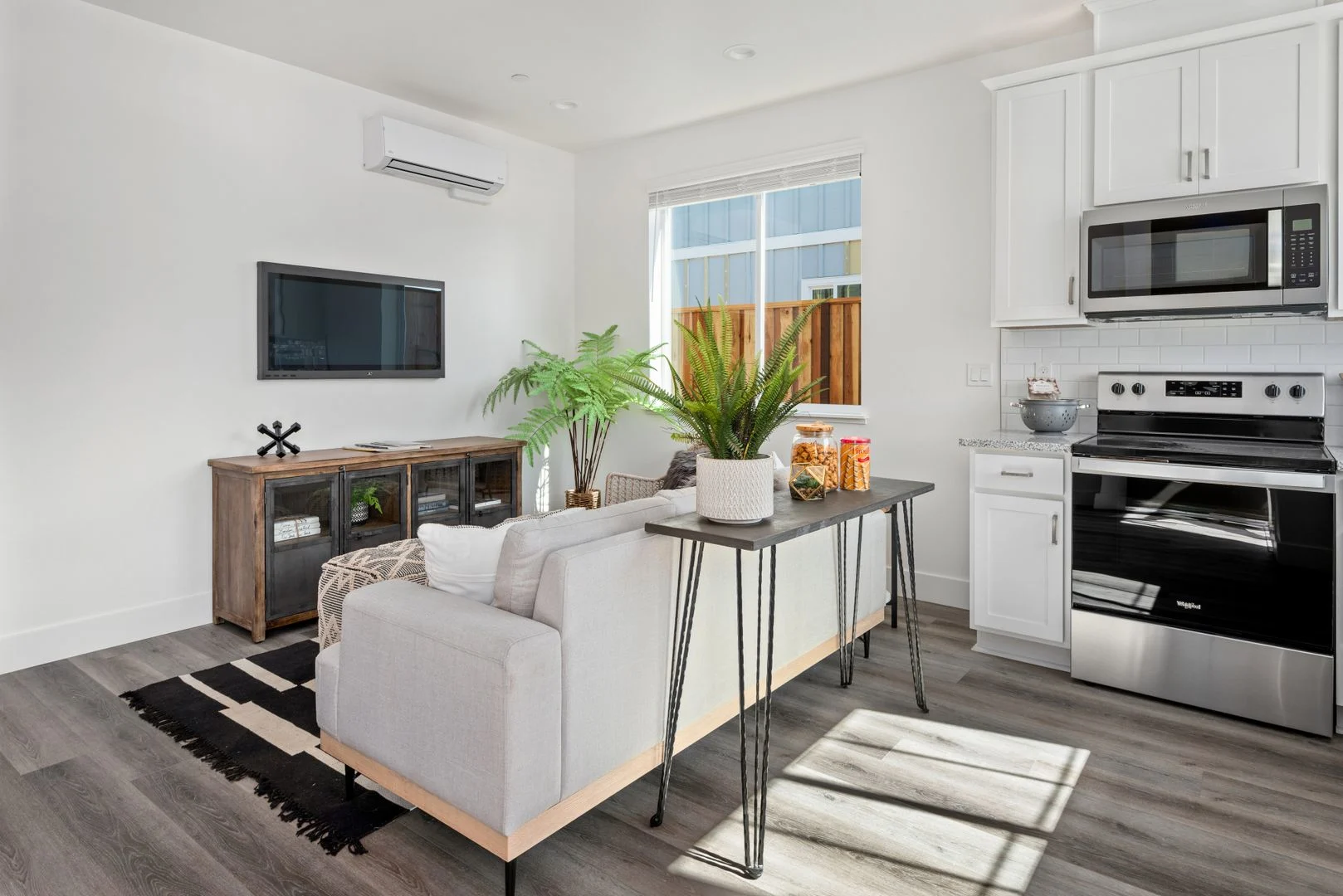 Welcome Home to this 2 bed 1 bath upper unit with side back yard photo 4