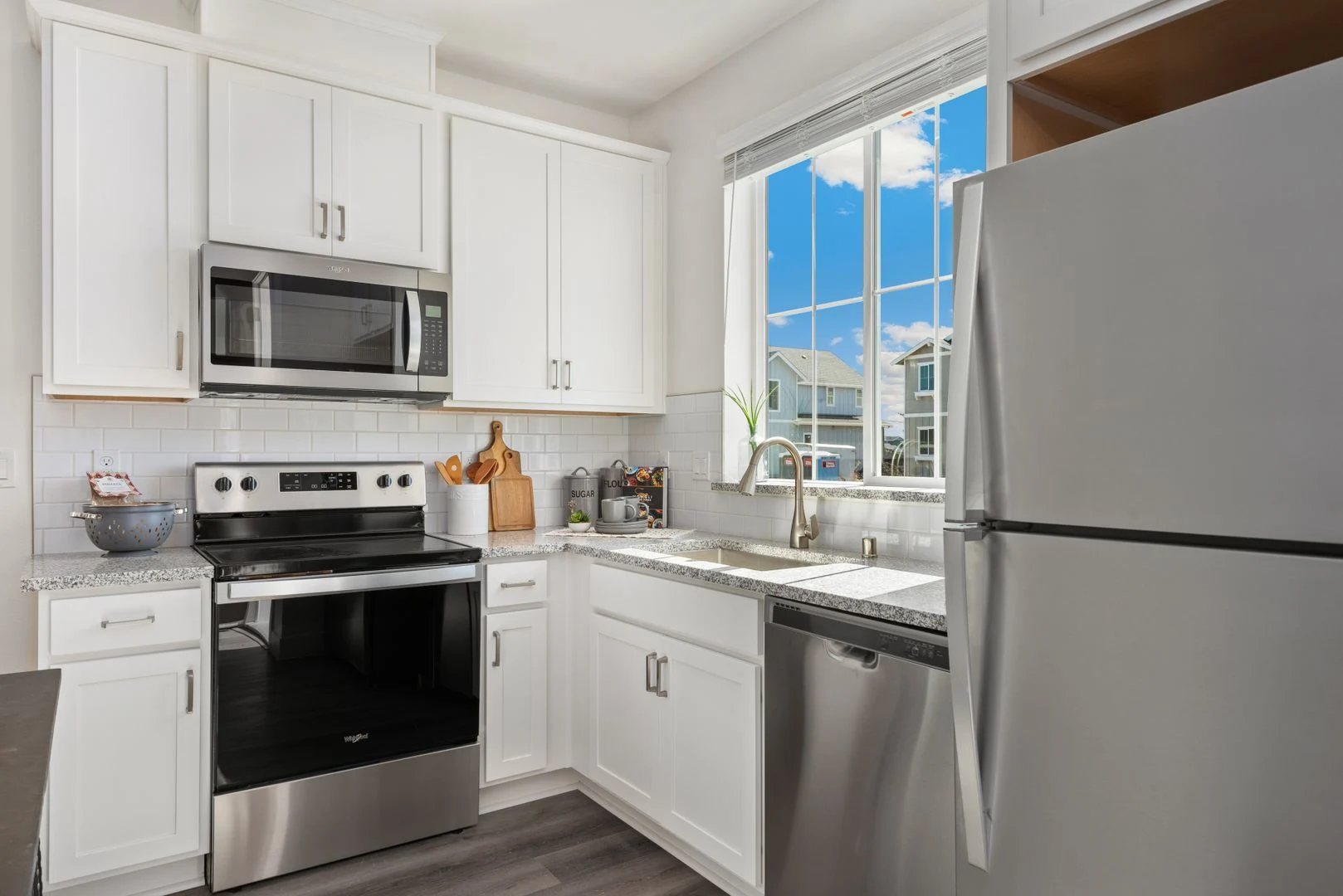 Welcome Home to this 2 bed 1 bath upper unit with side back yard photo 5