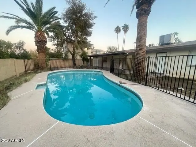 2918 W Glendale Ave photo 2