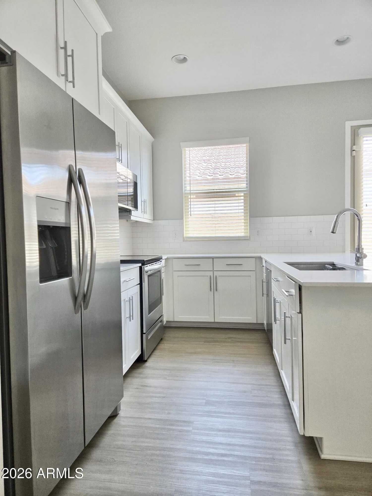 2568 E KINGBIRD Drive photo 3