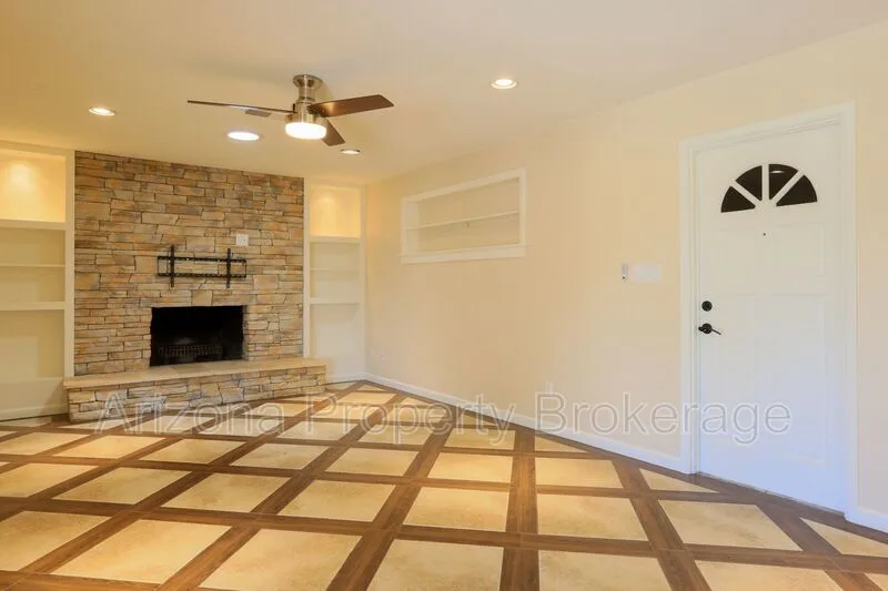 2522 E. Fairmont Dr. photo 2