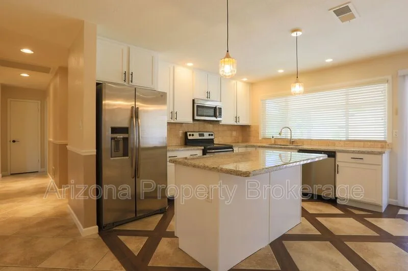 2522 E. Fairmont Dr. photo 3