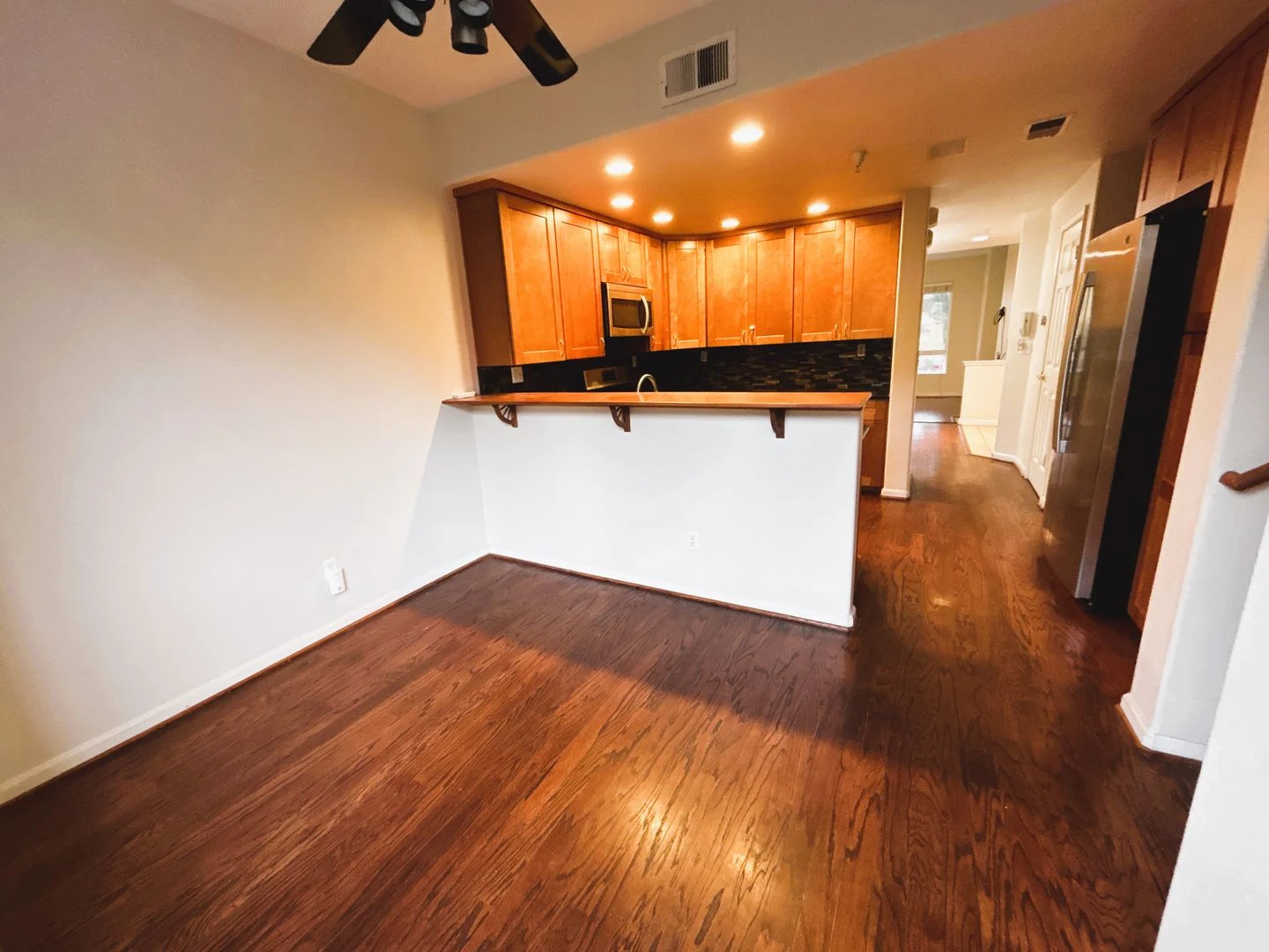 Lovely 3 bedroom/3.5 bath townhome in prime location! photo 3