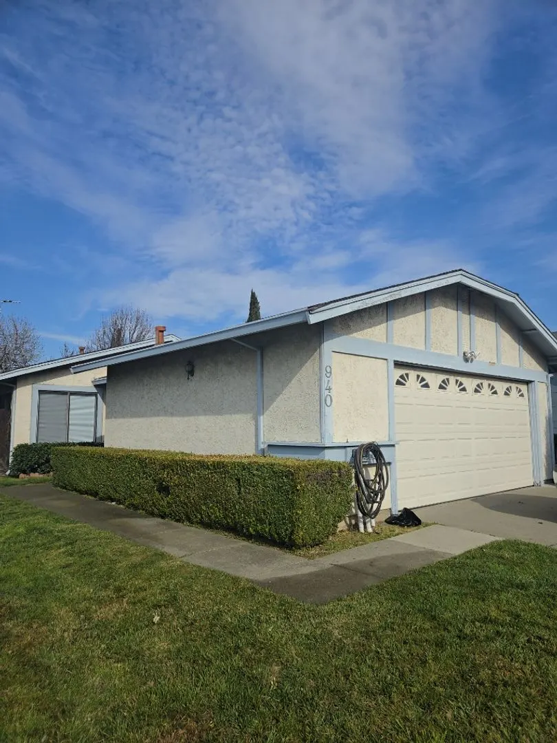 940 Matthew Ct photo 3