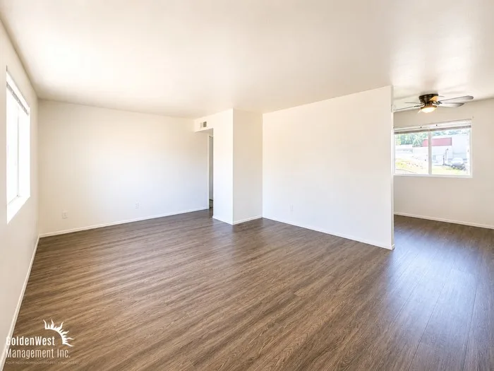 1911 W Berridge Ln photo 2