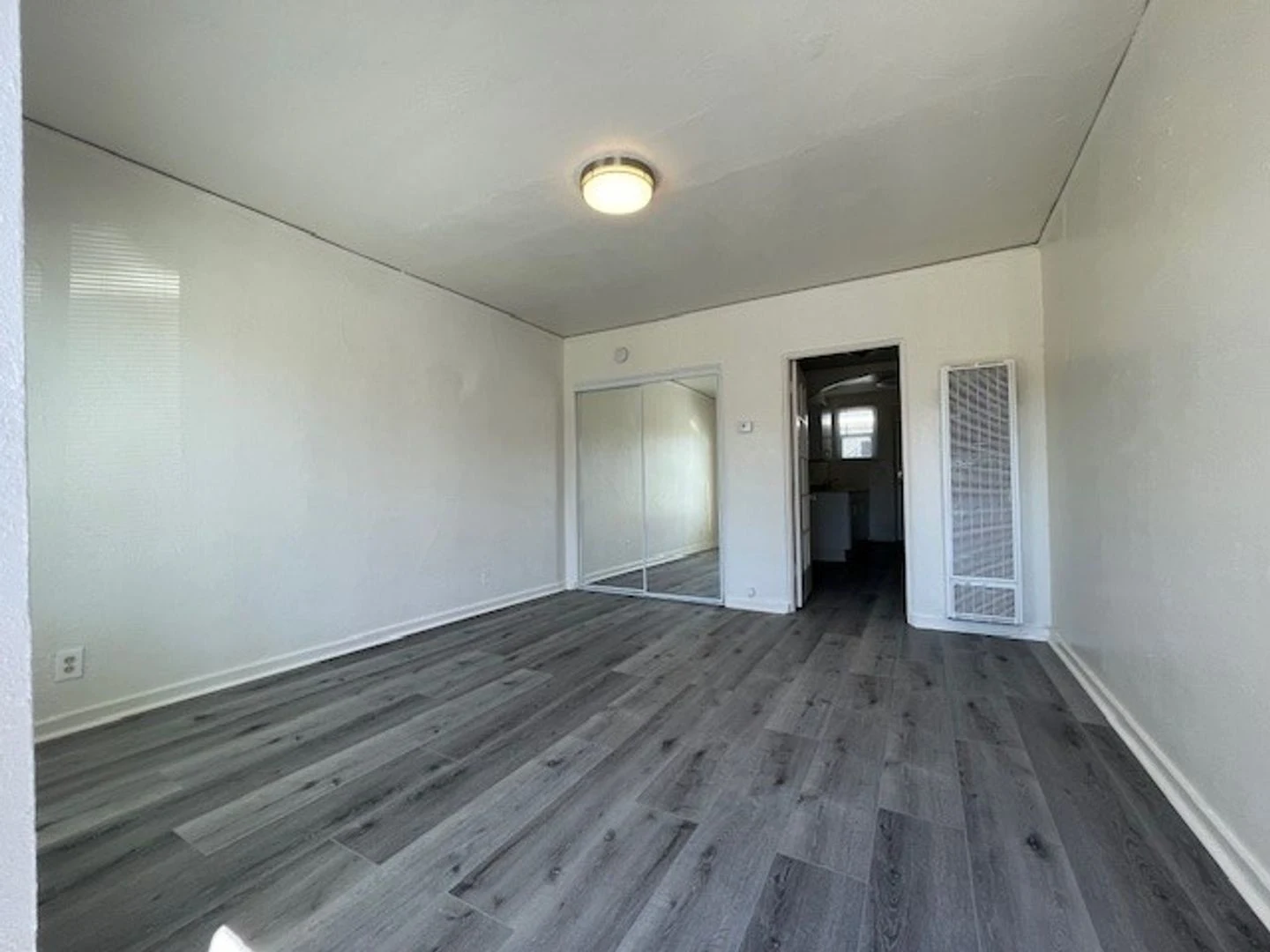 Quaint Studio, Freshly Painted, with modern fixtures, with front and back entrance, photo 2